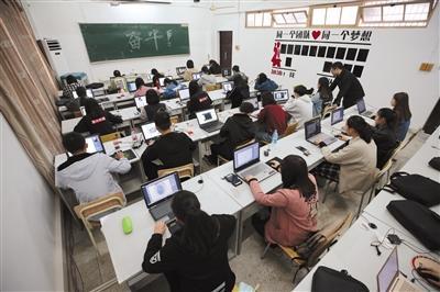 11月8日，义乌工商职业技术学院创业学院16视觉营销班的同学正上早自习。