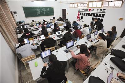 11月8日,义乌工商职业技术学院创业学院16视觉营销班的同学正上早自习。