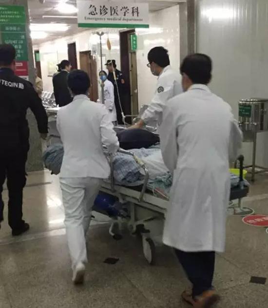 　受伤男童被送往了浙江省新华医院进行抢救。
