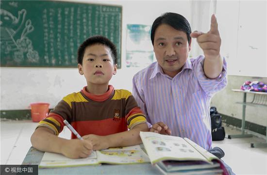 若想从根本上减轻学生负担，仅有一个“无作业日”远远不够。　来源：视觉中国