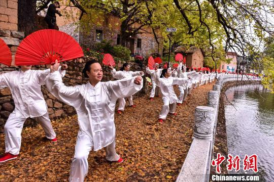 图为百人表演中国太极。　唐梦宪 摄