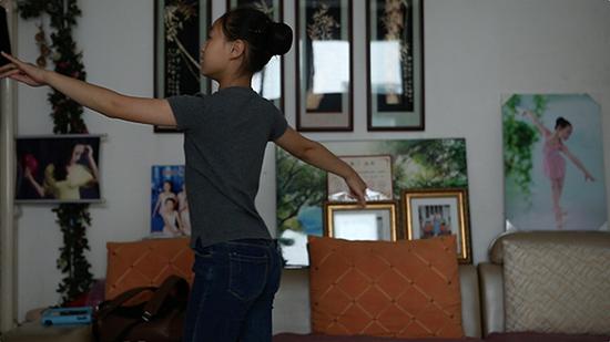 　珠珠在家练习芭蕾舞。