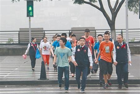 这群初三学生毕业考核有点特殊:过斑马线招出