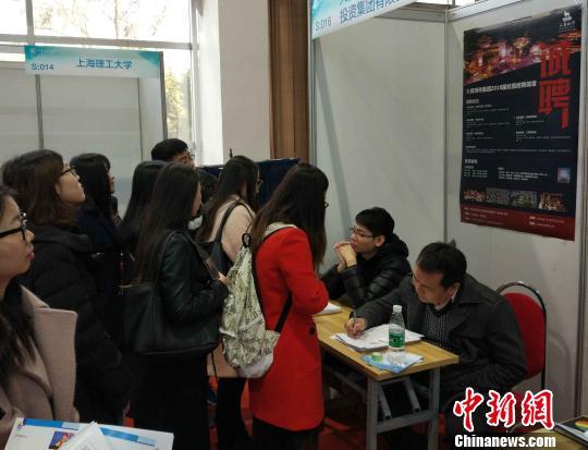 图为求职者与用人单位意向交流。　项飞　摄