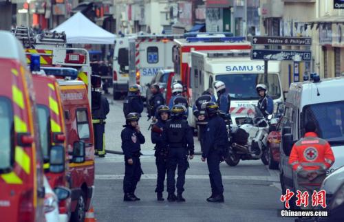 资料图片：法国警方在巴黎北郊的圣丹尼市展开行动，抓捕恐袭疑犯。