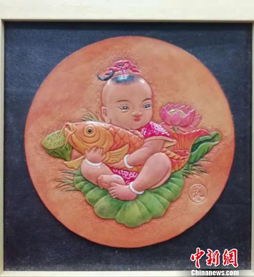 《中国年》皮雕画作品 兰艳 摄