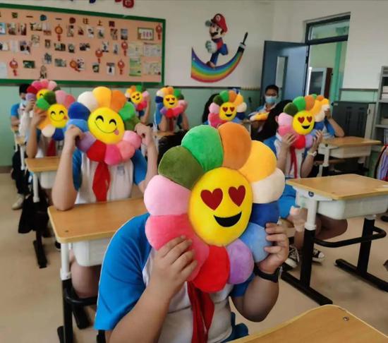 学校为每个返校学生都准备了午休小靠垫,孩子们特别开心。