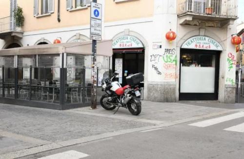 米兰华人街最有名的隆昌点心店门口。(《欧洲时报》夏晓彤摄)