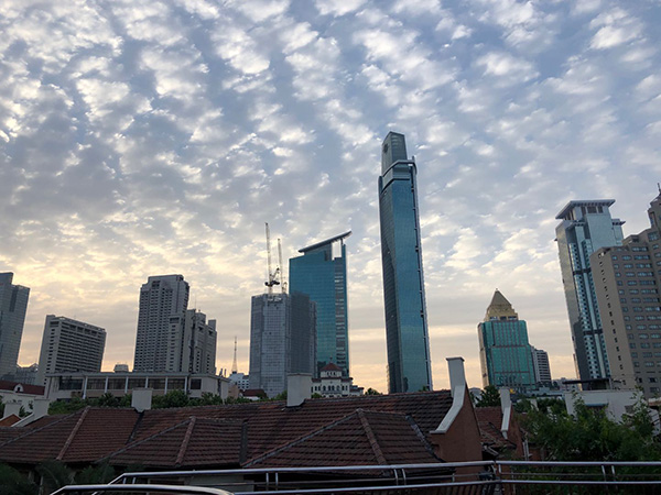 6月2日下午18时左右，上海市静安区南京西路附近风景。 蒋立冬 摄