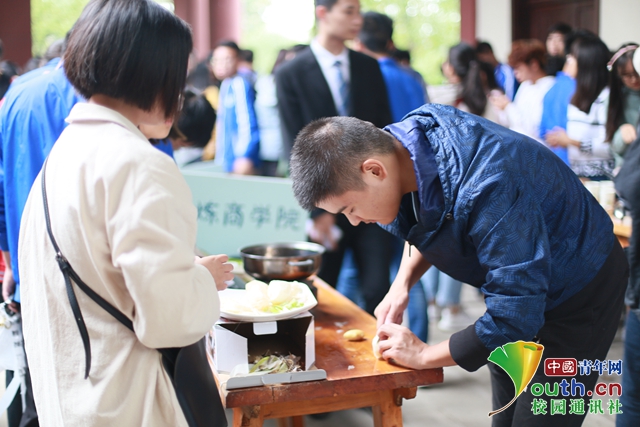 图为师生们在制作“全藕宴”。受访者供图