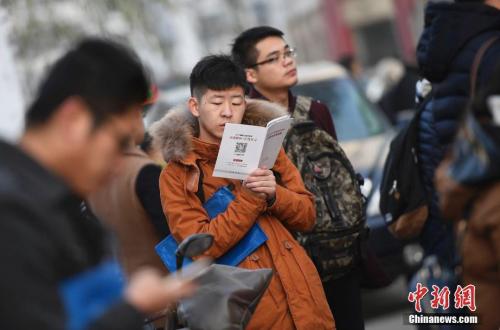 资料图：参加考试的考生在考前紧张复习。中新社记者 韦亮 摄