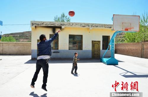 切强加和学生一起打篮球。中新社记者 鲁丹阳 摄
