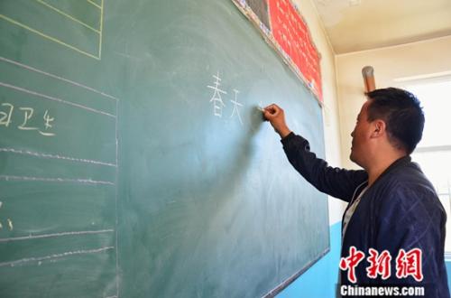 切强加教小学一年级的学生写汉字。中新社记者 鲁丹阳 摄