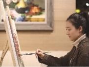 大学学习油画专业的张凯溪,毕业后选择了创业,通过开办画室积累了创业经验,如今她经营着自己的画廊。 辽沈晚报记者 王迪 摄