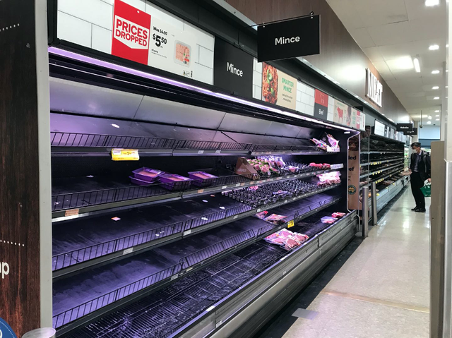 3月18日，超市的肉类基本上被抢光。