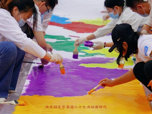 北京科技大学学生正在进行创作。图/北京科技大学