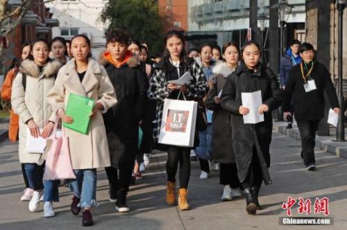 资料图：上海戏剧学院艺考现场，考生正在等待考试。中新社记者 殷立勤 摄