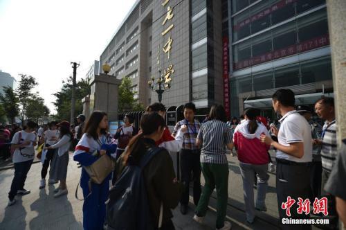 2017年6月7日，2017年高考大幕正式拉开，北京市171中学考点的考生陆续进入考场。中新网记者 金硕 摄