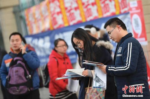 资料图：参加考试的考生在考前紧张复习。