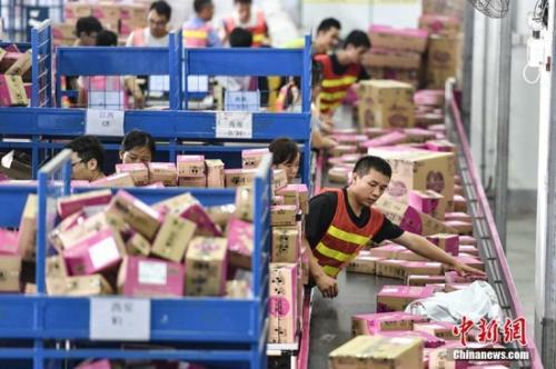 资料图：广州南沙保税仓内，员工正在分拣货物。中新社记者 陈骥旻 摄