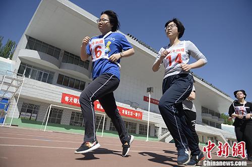 资料图：中考体育测试 中新社记者 刘文华 摄