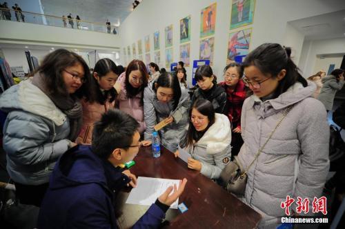 资料图：天津市第四届女大学生专场招聘会在天津大学举行。中新社记者 佟郁 摄