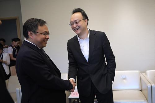 昌平区区长王合生(左),会见好未来集团公共事务总裁万怡挺(右)等重点与会企业有关负责人