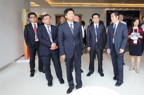 北京市商务局局长闫立刚(前排居中)、昌平区区长王合生(左二)、副区长周金星(右三)一行,莅临好未来京交会昌平分会场展区参观