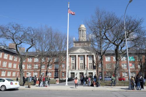 纽约一高中传有枪手出没系恶作剧 捣乱学生已被捕