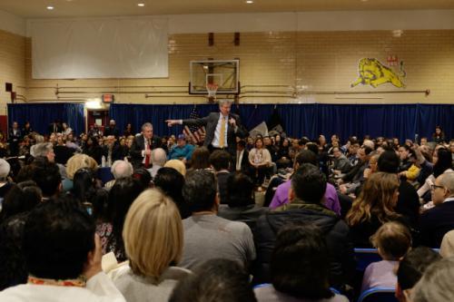 白思豪28日在现场解答民众疑问。（美国《世界日报》记者朱泽人/摄影）