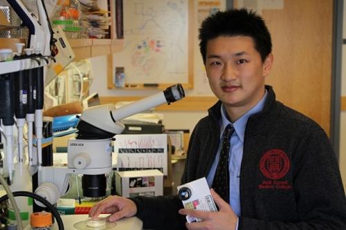 程度被评选为2018年“40位40岁以下精英”。（图为美国《世界日报》取自威尔康奈尔医学院网站）