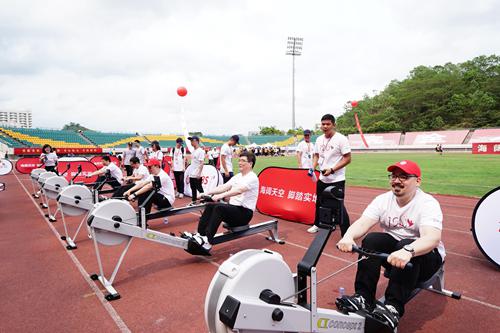 学院教授参与划船机比赛项目