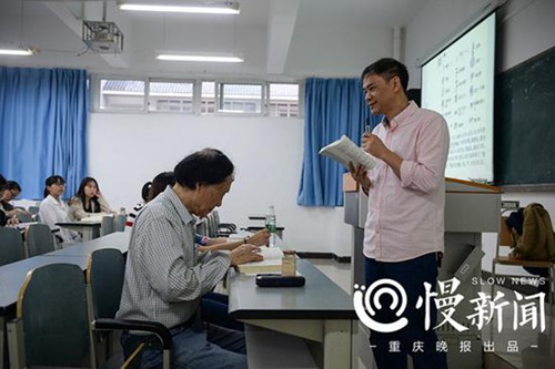 杨旌宏老人认真聆听唐德正教授的古代汉语课