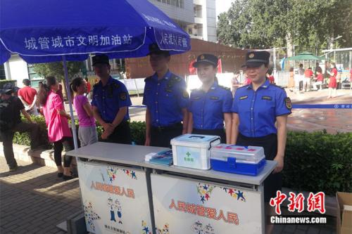城管工作人员在考场外搭建了服务站。 中新网记者 张尼 摄