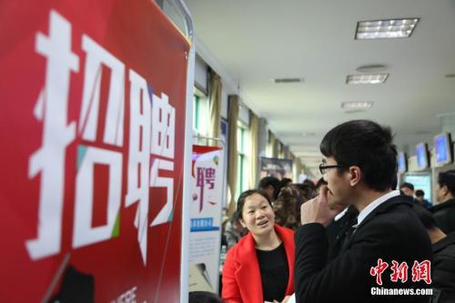 资料图:2月24日,春节后江西省举办的首场招聘大会,现场场面火爆。姜涛 摄