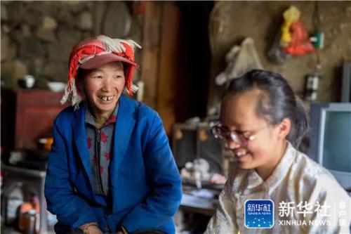 在云南省曲靖市会泽县,仇文飞在家中跟妈妈聊天(8月29日摄)。新华社记者 胡超 摄