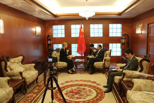 桂从友大使就媒体交流和中瑞关系接受瑞典《记者报》专访。（图片来源：中国驻瑞典大使馆网站截图）