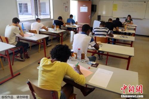 据Pisa调查测试,近40%贫困的法国学生学习有困难,这个比例在经合发组织中是34%。