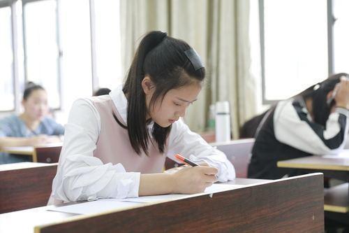 初三生必须复习的重点,动点问题讲解分析1: