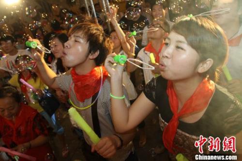资料图:“成人儿童节”活动。中新社发 孙新明 摄 CNSPHOTO