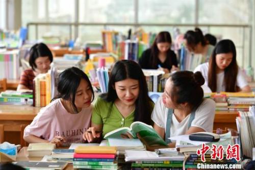 “最牛宿舍”的9名女大学生在自习室学习。　翟羽佳　摄