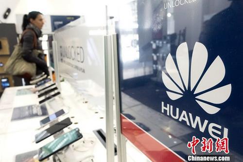 资料图:商店中的华为手机销售展位。中新社记者 廖攀 摄