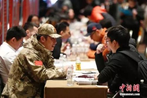 资料图:退役士兵应聘会现场。中新社记者 富田 摄