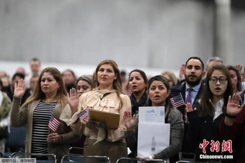 当地时间2018年12月19日，美国洛杉矶，来自100多个国家的6000多名移民参加入籍仪式。