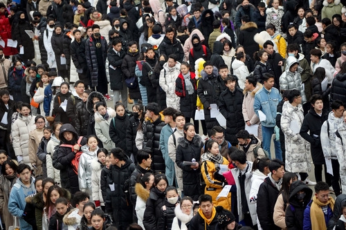 2019年2月12日,中央戏剧学院2019年本科招生专业考试在东城校区拉开帷幕,考生排队准备进入考场。 新华社记者 才扬 摄