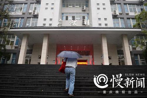 早上8点，杨旌宏到达重庆工商大学教学楼