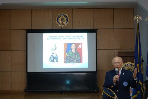 陈绍章讲述祖辈历史。（美国《世界日报》/金春香 摄）