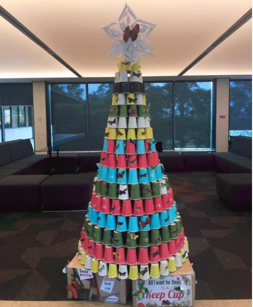 悉大图书馆圣诞的时候用咖啡杯搭的圣诞树　　我给它取名叫杯具树：P