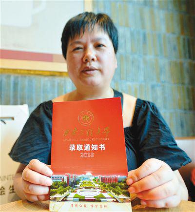 40岁的汤晓艳圆了自己的大学梦。 西安日报 图