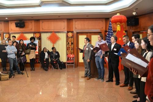 招待会上，中美青年学生演出了文艺节目。（图片来源：《芝加哥华语论坛》张大卫/摄）